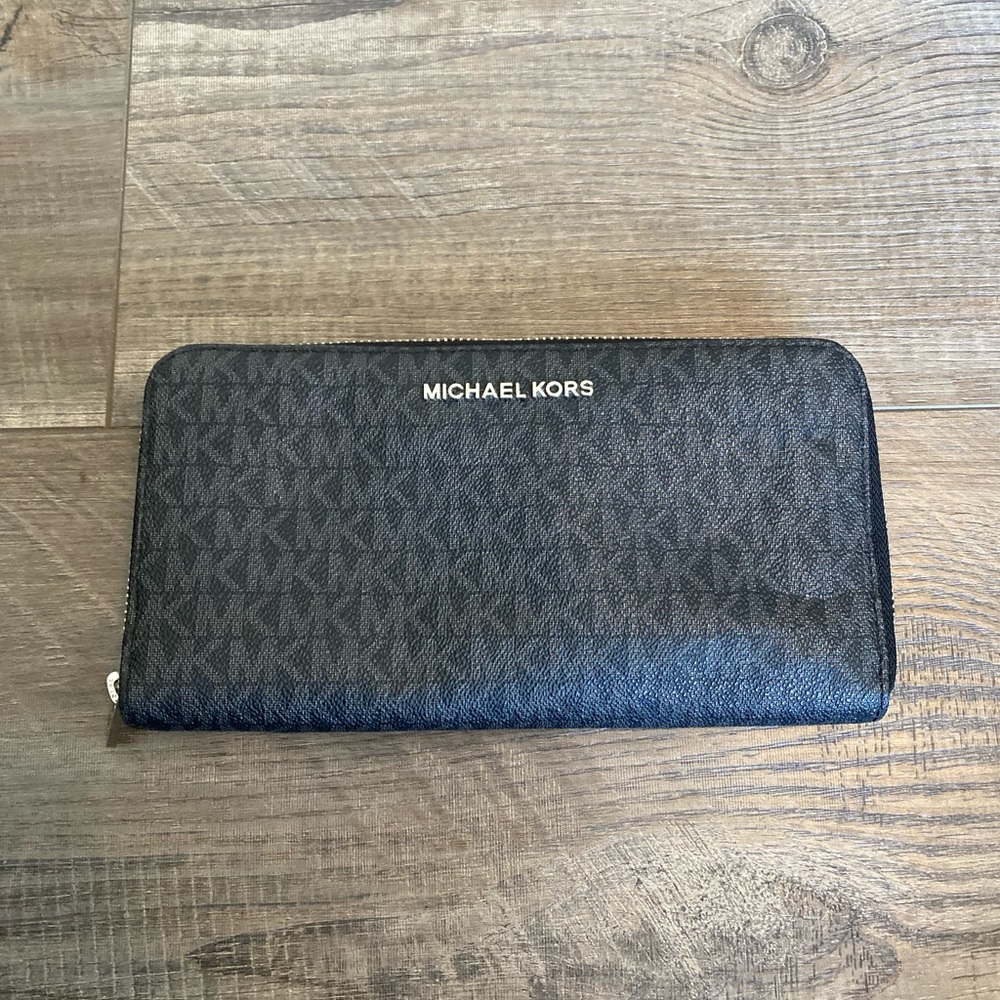 NWOT Michael Kors Logo large continental zip wallet black
